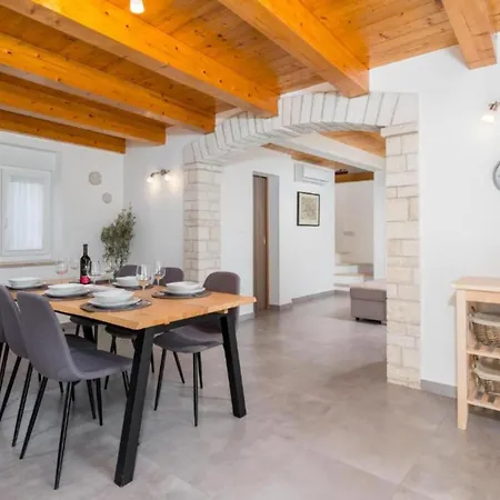 Prestige Azinetti With Pool - Three Bedroom Štokovci