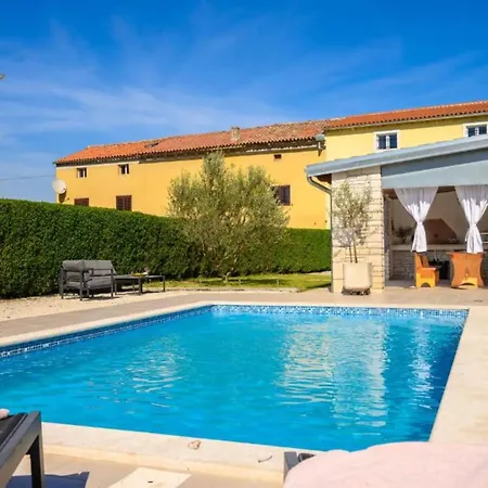 Prestige Azinetti With Pool - Three Bedroom בית נופש *