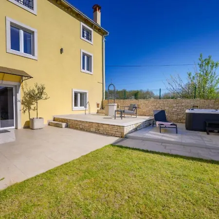 Prestige Azinetti With Pool - Three Bedroom Štokovci