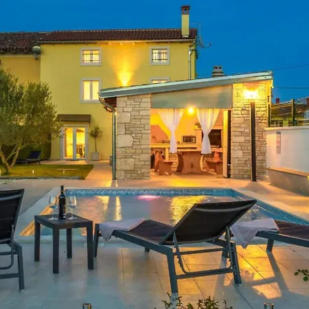 Prestige Azinetti With Pool - Three Bedroom Štokovci