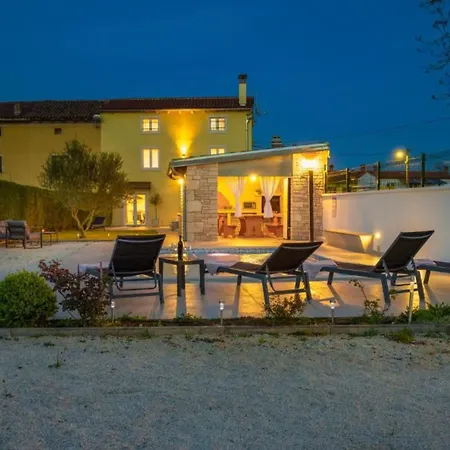 Prestige Azinetti With Pool - Three Bedroom Štokovci