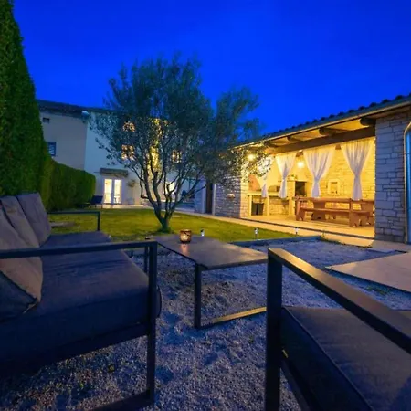 בית נופש Prestige Azinetti With Pool - Three Bedroom Štokovci