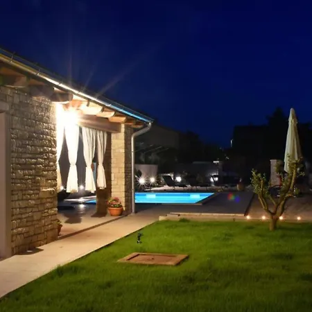 Prestige Azinetti With Pool - Three Bedroom Štokovci
