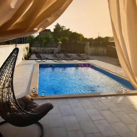 Prestige Azinetti With Pool - Three Bedroom בית נופש *