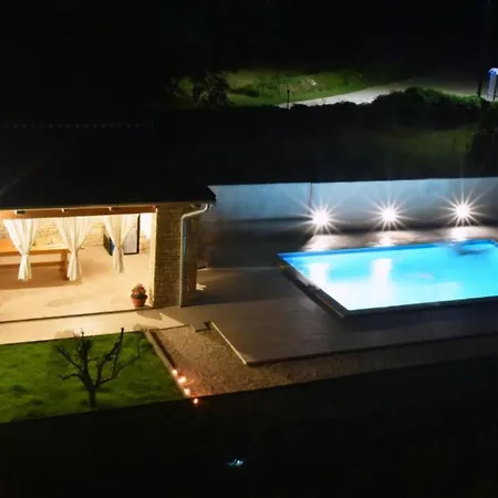 Prestige Azinetti With Pool - Three Bedroom בית נופש Štokovci
